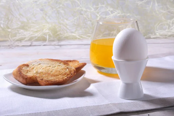 Утренний завтрак с яйцом, хлебными тостами и апельсиновым соком . — стоковое фото