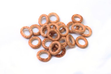 Tuz bir kase, küçük simit - ev yapımı organik atıştırma için izole bira beyaz arka plan ile tuzlu Mini simit