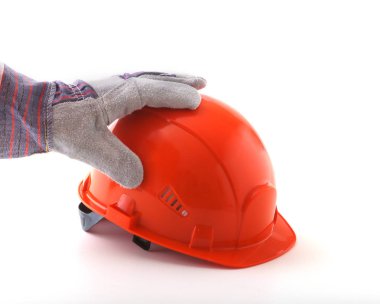 koruyucu eldiven işçi turuncu bir kask elinde tutuyor. Güvenlik kask.