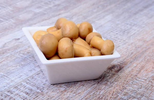 Marinierte Champignons in weißer Schüssel. Fertig zum Kochen. — Stockfoto