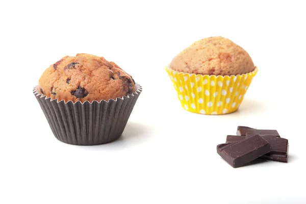 Hemgjord muffin med russin och choklad cupcake. selektivt fokus — Stockfoto
