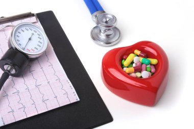 RX reçeteli, kırmızı kalp, asorted pils ve beyaz arka plan üzerinde bir stetoskop