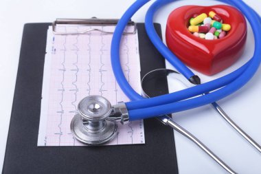 RX reçeteli, kırmızı kalp, asorted pils ve beyaz arka plan üzerinde bir stetoskop