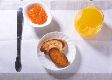 Sabah Kahvaltı ekmek tost ve suyu bardakta portakal reçeli ile ayarlama.