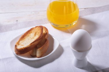 Sabah kahvaltı ayarla yumurta, ekmek tost ve portakal suyu.