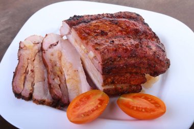 domates ve ketçap plaka üzerinde ızgara domuz pirzola.