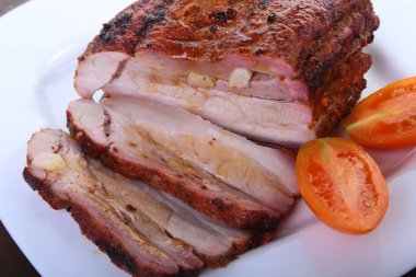 domates ve ketçap plaka üzerinde ızgara domuz pirzola.