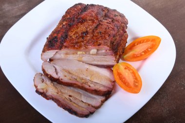 domates ve ketçap plaka üzerinde ızgara domuz pirzola.