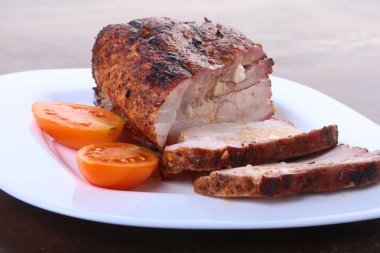 domates ve ketçap plaka üzerinde ızgara domuz pirzola.