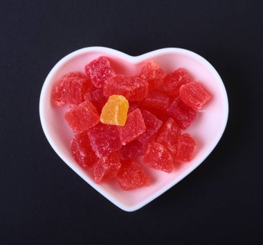 Siyah arka plan üzerine izole kase lezzetli çeşitli kurutulmuş organik meyve.