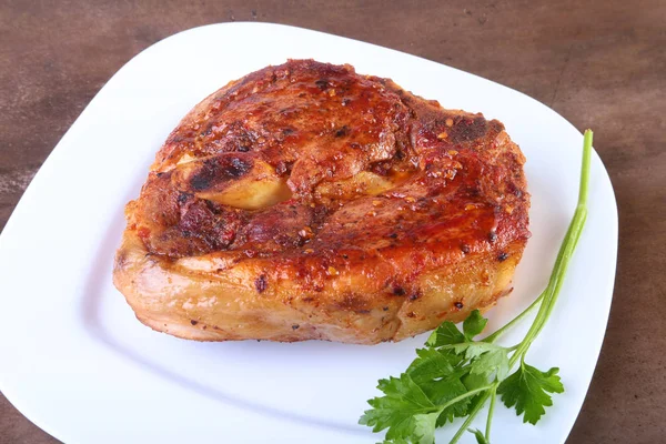 Жареная свиная отбивная с соусом на деревянном столе . — стоковое фото