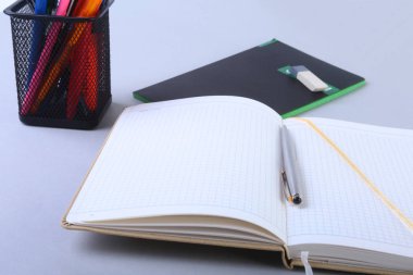 Renkli notebook ve beyaz masa ofis malzemeleri.