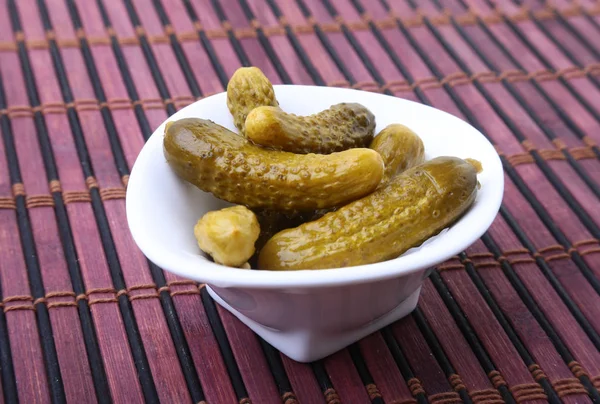 Des cornichons. Bol de concombre de cornichons marinés avec espace de copie. Cornichons . — Photo