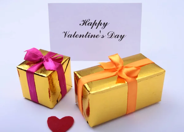 Walentynki-dzień tło z czerwonym sercem, pudełko i kartki. — Zdjęcie stockowe