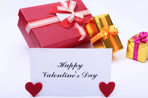 Valentines day background with red heart, gift box and greeting card. — Stock Photo, Image