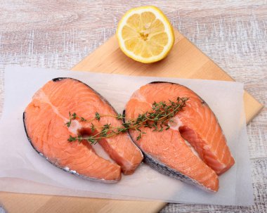 baharatlar ve ahşap kesme tahtası üzerinde limon ile taze Çiğ somon. gezmek için hazır