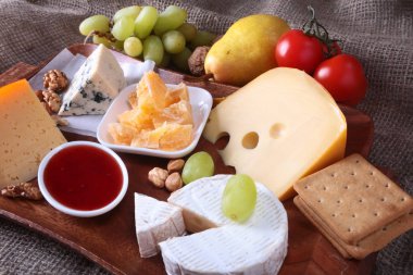 Meyve, üzüm ve fındık bir ahşap servis tepsi ile peynir çeşitleri.