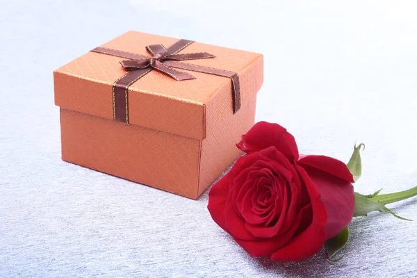 Geschenkschachteln mit Schleife und Rose auf weißem Hintergrund. Dekoration zum Valentinstag. — Stockfoto