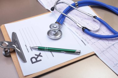 RX reçeteli, stetoskop, kırmızı kalp ve beyaz arka plan üzerinde pils