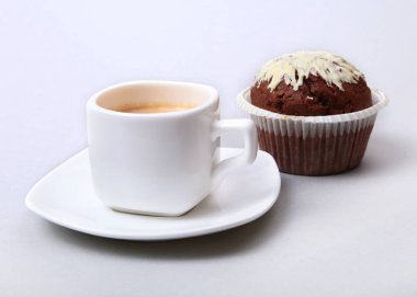 Ev yapımı kek ve çikolata beyaz arka plan üzerinde beyaz fincanla yapılan klasik espresso.