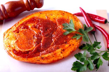 Çiğ domuz jambon ile baharatlar maydanoz yaprakları, biber ve baharat değirmeni beyaz arka plan üzerinde izole barbekü ızgara için hazır.