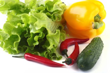 Çeşitli sebze, taze biber, domates, biber biber, salatalık ve beyaz arka plan üzerinde izole marul. Seçici odak.