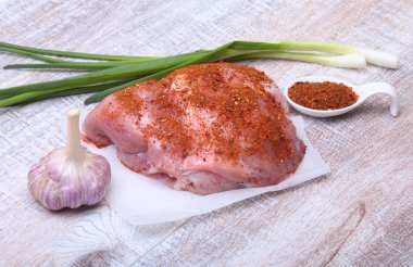 domuz biftek yağ ile. Baharat biber ve yeşil soğan ile ahşap tahta üzerinde et olduğunu. Yemek pişirmek için hazır. Seçici odak.