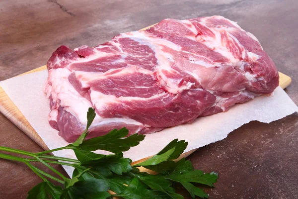 원시 돼지고기 목 잘라 고기 파 슬 리 허브와 돌 백그라운드에 나뭇잎. 요리에 대 한 준비. — 스톡 사진