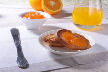 Sabah Kahvaltı ekmek tost ve suyu bardakta portakal reçeli ile ayarlama.