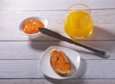 Sabah Kahvaltı ekmek tost ve suyu bardakta portakal reçeli ile ayarlama.