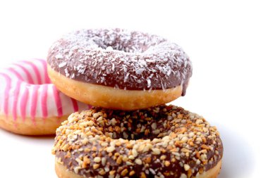 Sır, renkli çikolata ve fındık beyaz bir arka plan üzerinde çeşitli çörek.