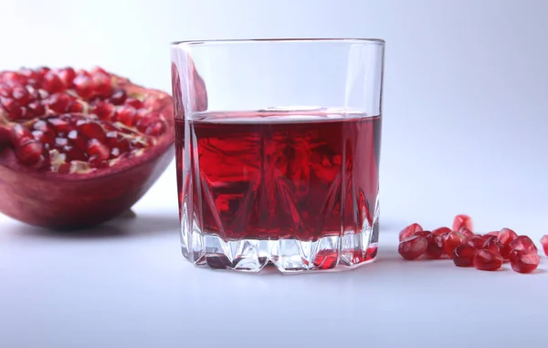 Vidrio con jugo de granada Semillas de granada y hermosa granada madura sobre fondo blanco con lugar para espacio de copia . — Foto de Stock