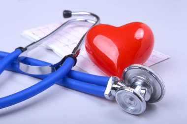 Stetoskop, Rx reçeteli, kırmızı kalp ve metin için yer ile beyaz tabloda çeşitli hap.