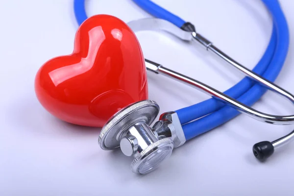 Metin için yer ile beyaz tabloda stetoskop ve kırmızı kalp. — Stok fotoğraf