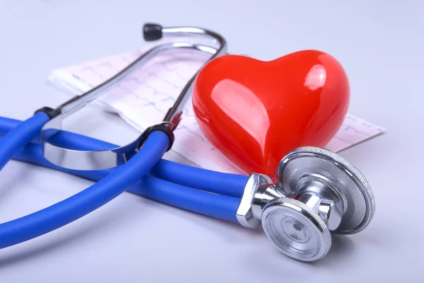 Stetoscopio, prescrizione RX, cuore rosso e pillole assortite sul tavolo bianco con spazio per il testo . — Foto Stock