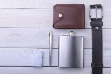 Becerikli ve aksesuarları açık ahşap renkli erkekler için. Şık erkekler s kemer, cüzdan, daha hafif, paslanmaz hip şişesi ve kalem.
