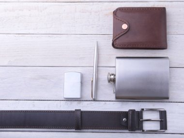 Becerikli ve aksesuarları açık ahşap renkli erkekler için. Şık erkekler s kemer, cüzdan, daha hafif, paslanmaz hip şişesi ve kalem.