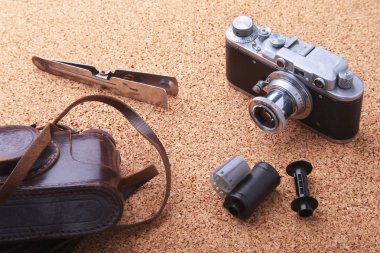 Becerikli ve aksesuarları açık ahşap renkli erkekler için. Şık erkekler s daha hafif, paslanmaz hip şişesi ve retro kamera.