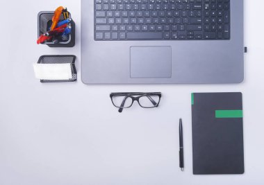 Rahat çalışma close-up yerleştirin ofis dizüstü bilgisayar, dizüstü bilgisayar, gözlük, kalem ve tablo kopya alanı ile döşeme diğer ekipmanlar. Üstten Görünüm.