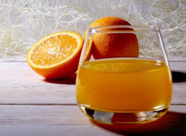 sağlıklı sabah kahvaltı ekmek tost ve suyu bardakta portakal reçeli ile ayarla.