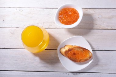 sağlıklı sabah kahvaltı ekmek tost ve suyu bardakta portakal reçeli ile ayarla.