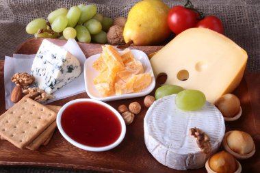 Meyve, üzüm ve fındık bir ahşap servis tepsi ile peynir çeşitleri.