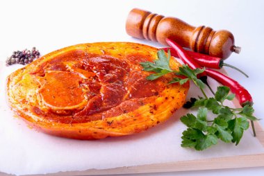 Çiğ domuz jambon ile baharatlar maydanoz yaprakları, biber ve baharat değirmeni beyaz arka plan üzerinde izole barbekü ızgara için hazır.