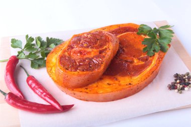 Baharatlar, maydanoz yaprakları ile biber beyaz arka plan üzerinde izole barbekü ızgara için hazır çiğ domuz jambon.