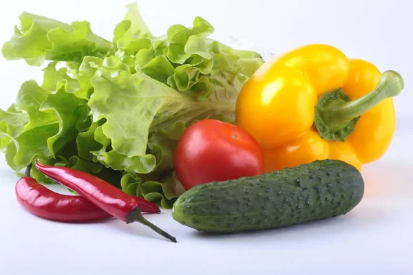 Verdure assortite, peperone fresco, pomodoro, peperoncino, cetriolo e lattuga isolati su fondo bianco. Focus selettivo . — Foto Stock