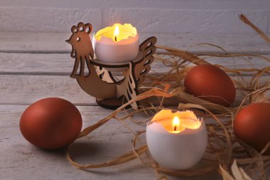 Mumlar ve yumurta rustik kompozisyonu. Mutlu paskalyalar. Seçici odak.