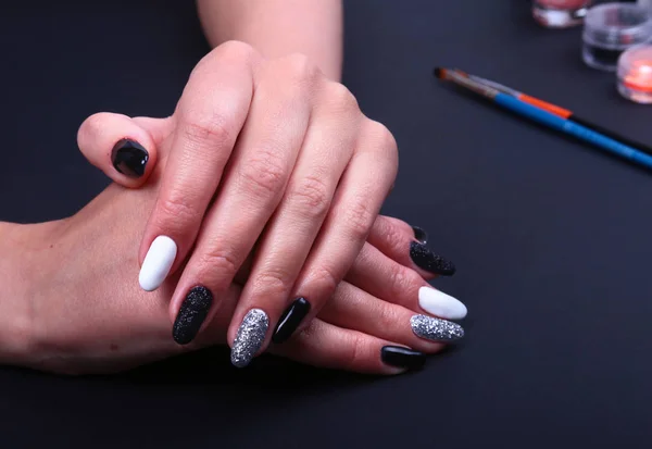 Manicura de uñas blancas y negras. Estilo de vacaciones brillante Manicura con destellos. Manos de belleza. Clavos con estilo, esmalte de uñas —  Fotos de Stock