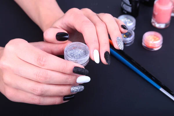 Manicura de uñas blancas y negras. Estilo de vacaciones brillante Manicura con destellos. Botella de esmalte de uñas. Manos de belleza. Clavos con estilo, esmalte de uñas —  Fotos de Stock