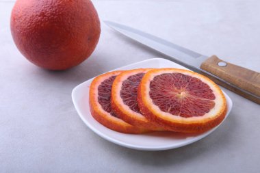 Turuncu meyve. Portakal ve limon dilim beyaz tabakta. Üstten Görünüm.