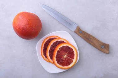 Turuncu meyve. Portakal ve limon dilim beyaz tabakta. Üstten Görünüm.